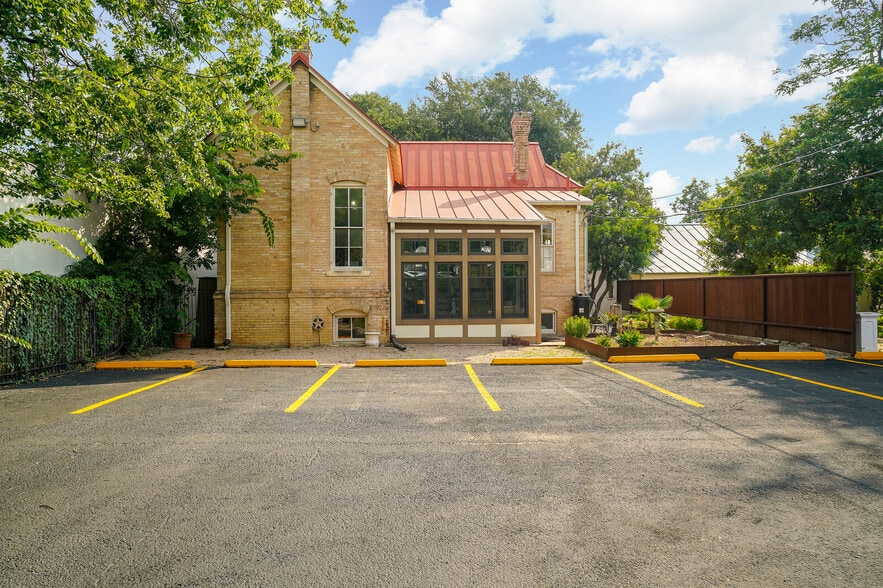 More Photos Of 411 6th St, San Antonio Office Residential For Lease