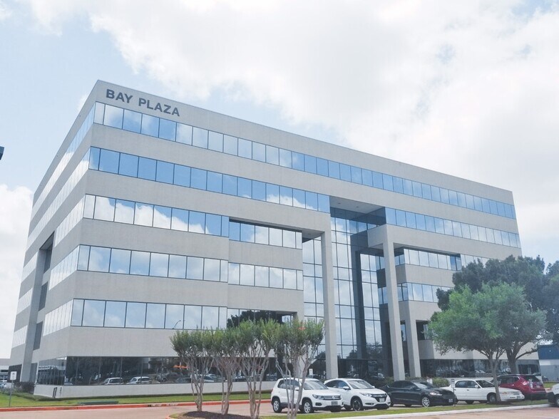 More Photos Of 711 W Bay Area Blvd, Webster Office For Lease