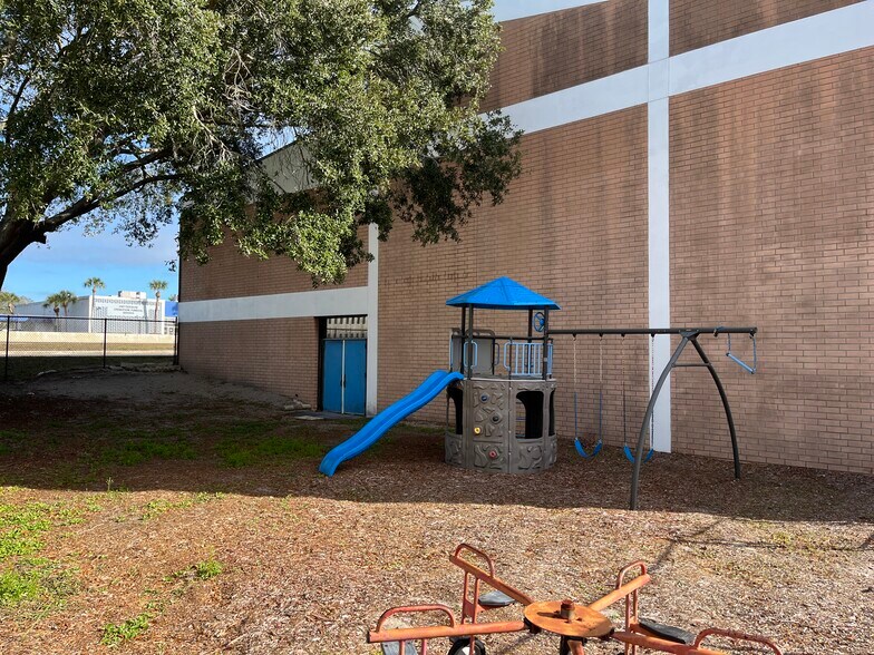 More Photos Of 6612 Arlington Expy, Jacksonville Schools For Lease