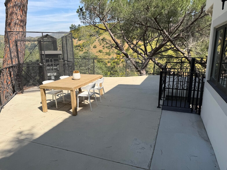 More Photos Of 1301 N Beverly Dr, Beverly Hills Specialty For Sale
