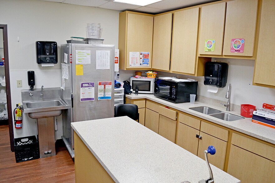 More Photos Of 2413 Corporate Ctr, Granite City General Retail For Sale