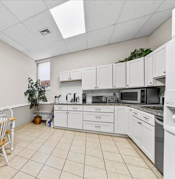 More Photos Of 101 E Darby Rd, Havertown Office For Sale
