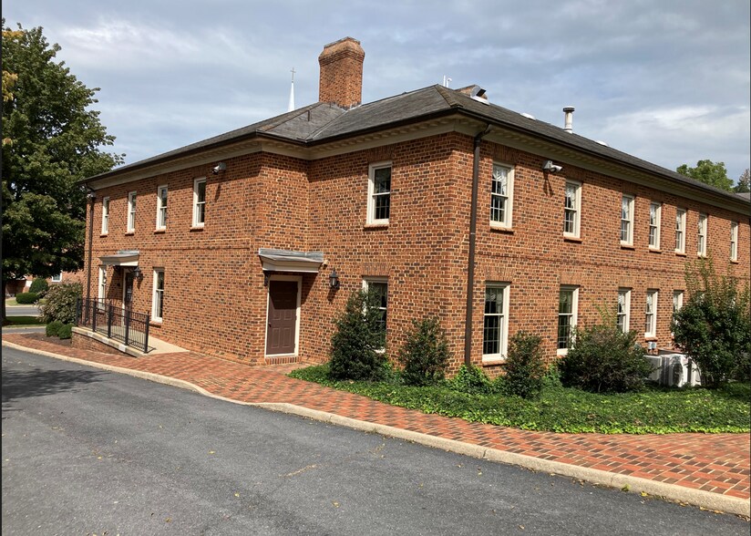 More Photos Of 558 S Main St, Harrisonburg Office For Sale