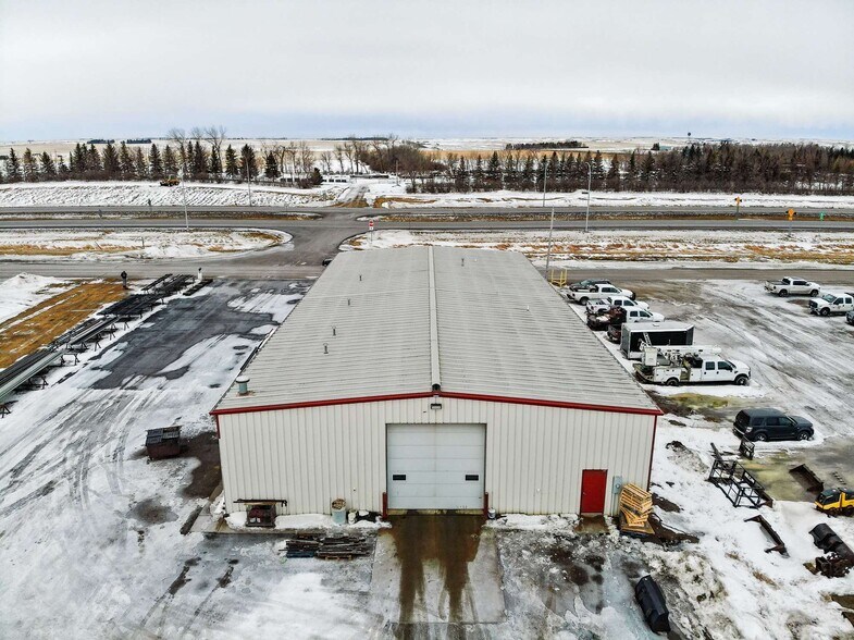 More Photos Of 114 12th Ave SW, Stanley Service For Sale