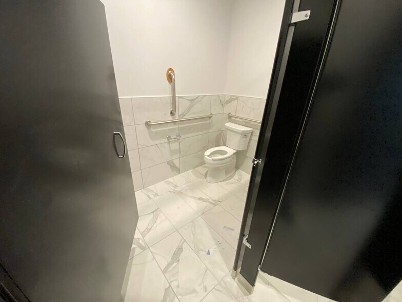 More Photos Of 17119 Wayside Dr, Dumfries General Retail For Sale