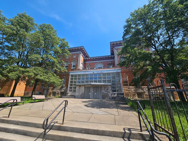 Primary Photo Of 7109 Hermitage St, Pittsburgh Schools For Lease