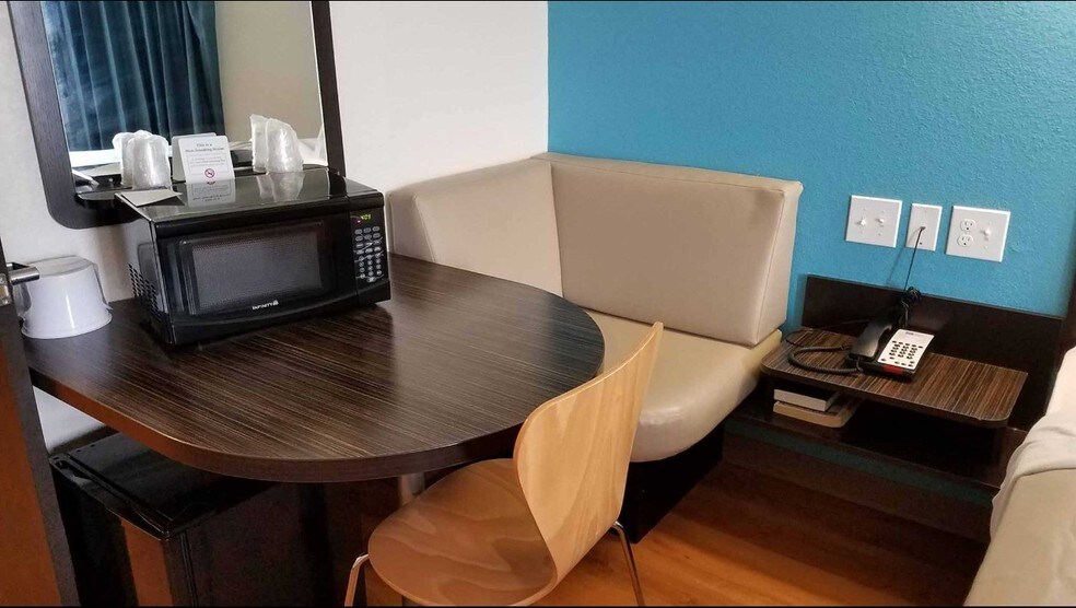 More Photos Of 6284 Highway 281, Three Rivers Hotel For Sale