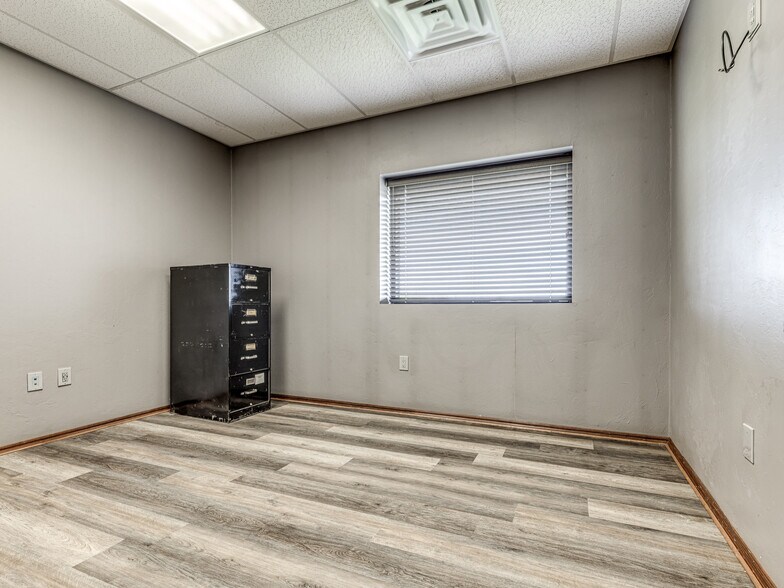 More Photos Of 4900 S Rockwell St, Oklahoma City Warehouse For Lease