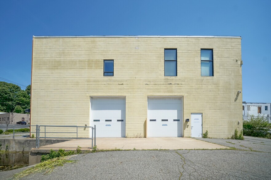 More Photos Of 20 Industrial Ave, Upper Saddle River Warehouse For Lease