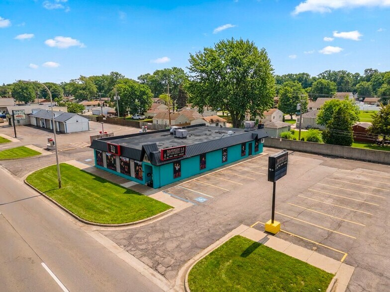 More Photos Of 33729 Ford Rd, Garden City Bar For Lease