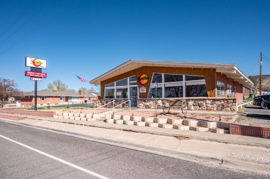 More Photos Of 91 E Main St, Bicknell Hotel For Sale