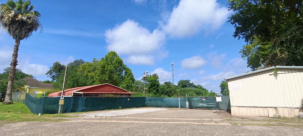 More Photos Of 605 N Richmond Rd, Wharton Flex For Lease