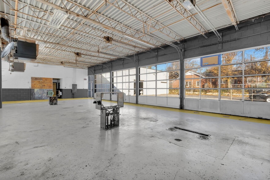 More Photos Of 904 N Main St, Anderson Auto Repair For Sale