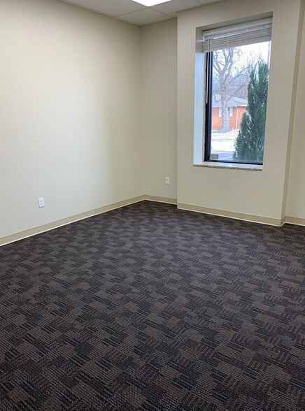 More Photos Of 401 W Vandament Ave, Yukon Office For Lease