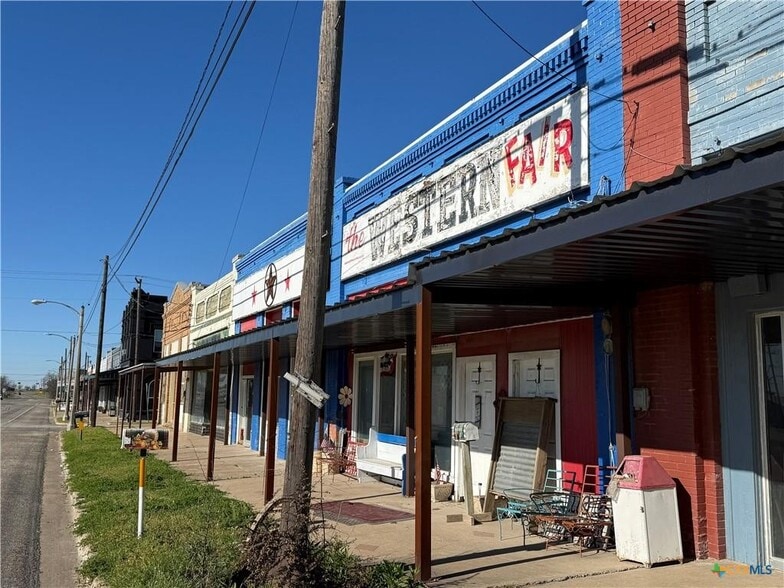 More Photos Of 204 E Gassaway, Lott Flex For Sale