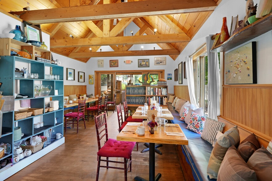 More Photos Of 218 Upper Main St, Edgartown Flex For Sale