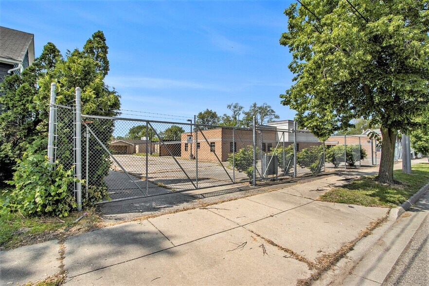 More Photos Of 1206 E Crosstown Pky, Kalamazoo Manufacturing For Lease