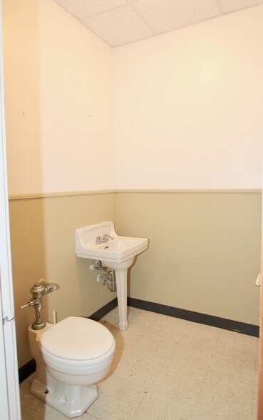 More Photos Of 114-118 E Calhoun St, Woodstock Freestanding For Lease