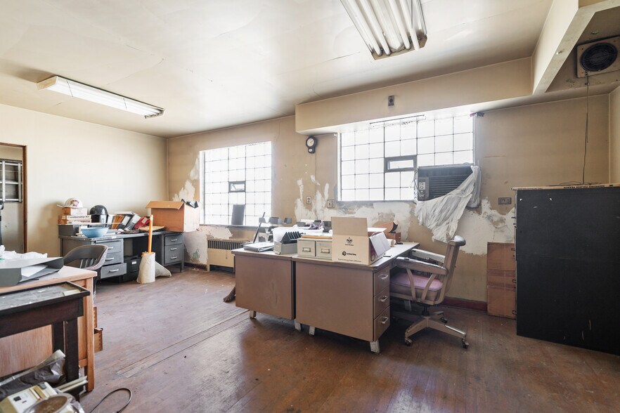 More Photos Of 1098 Duss Ave, Ambridge Restaurant For Sale