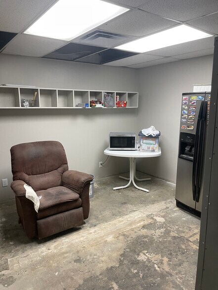 More Photos Of 4099 Spring st, Pinson Showroom For Sale