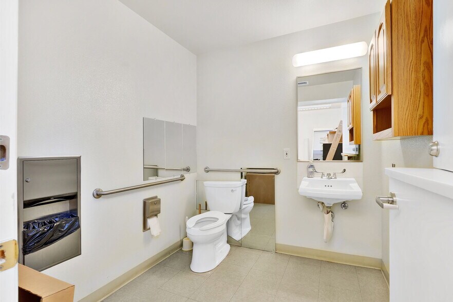 More Photos Of 812 Court St, Woodland Office For Sale