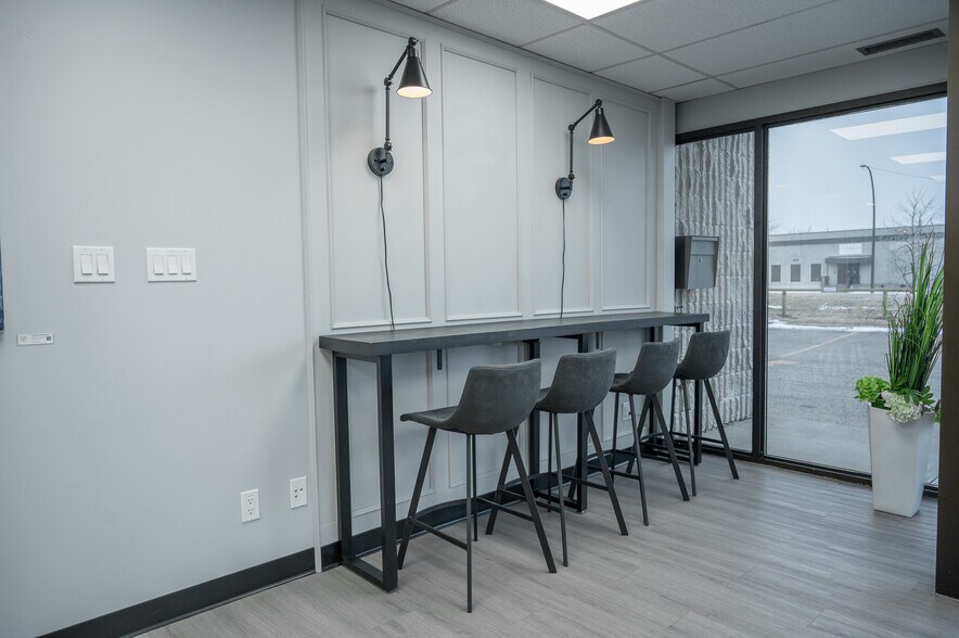 More Photos Of 2216 27th Ave NE, Calgary Flex For Lease