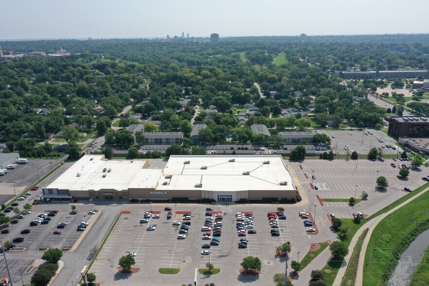More Photos Of 909 S 72nd St, Omaha Department Store For Sale