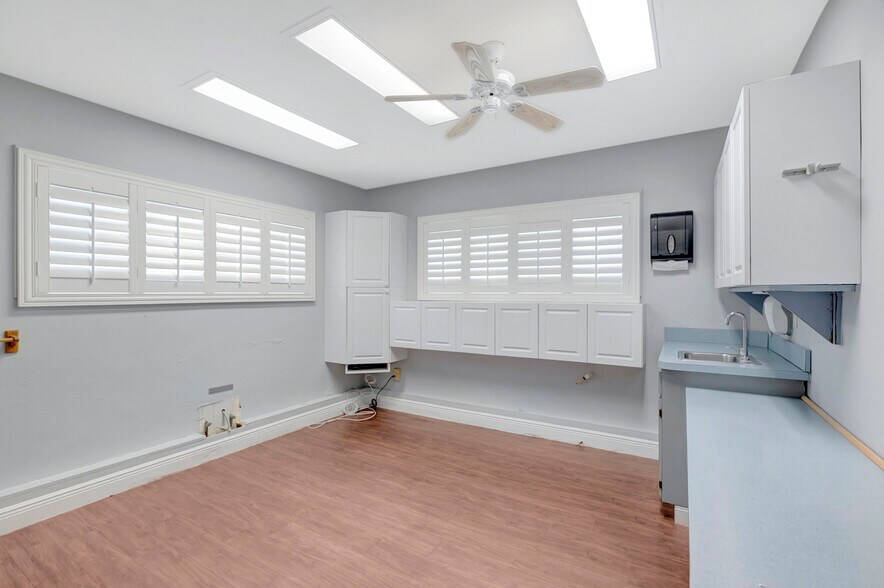 More Photos Of 1511 Indian Rocks Rd S, Largo Medical For Lease