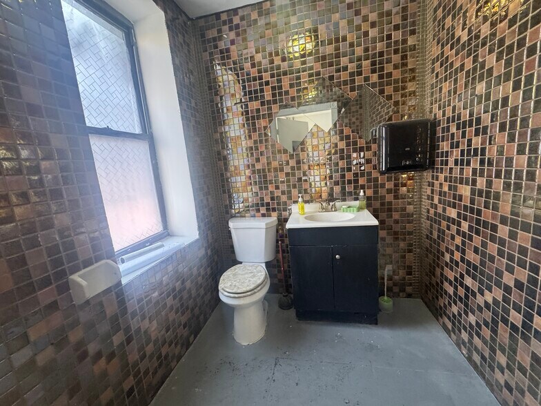 More Photos Of 25-89 Steinway St, Astoria Restaurant For Lease