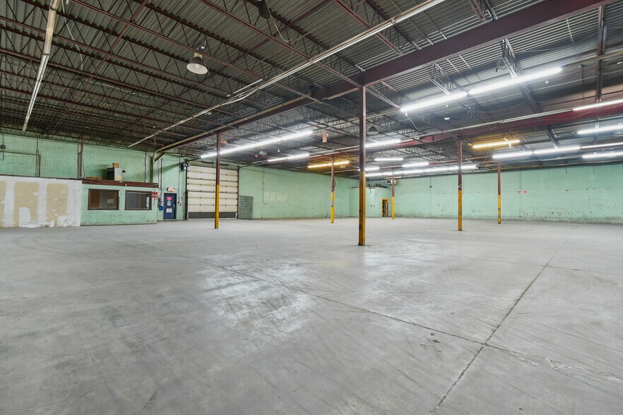 More Photos Of 215 Av Marien, Montréal Industrial For Sale
