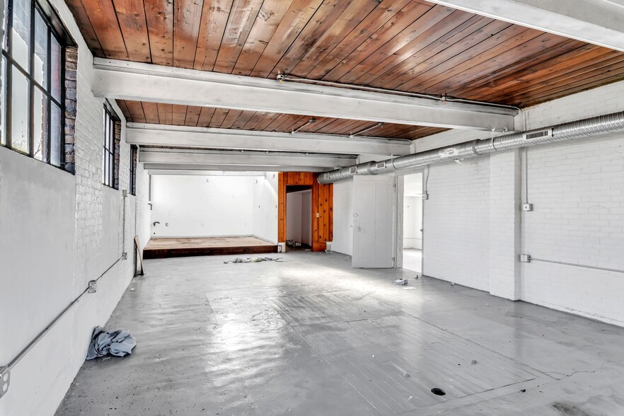 More Photos Of 158 Chestnut St, Holyoke Service Station For Lease