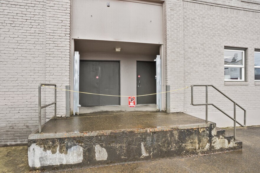 More Photos Of 300 S Tower Ave, Centralia Storefront Retail Office For Sale