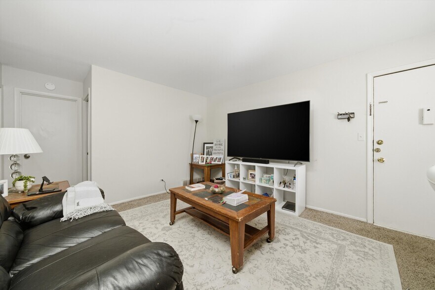 More Photos Of 630 Westmoreland Dr, Vernon Hills Apartments For Sale