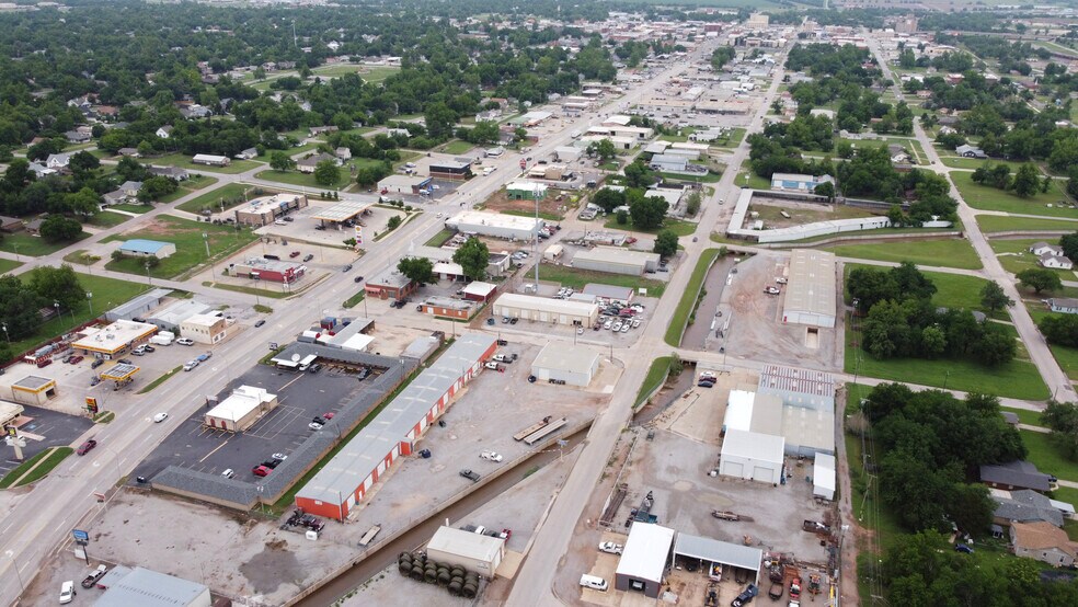 More Photos Of 1301 S 3rd St, Chickasha Distribution For Lease