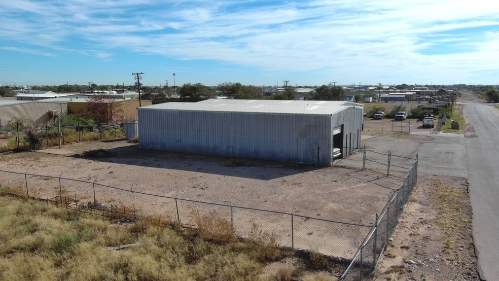 More Photos Of 1609 E Taylor Ave, Midland Warehouse For Lease