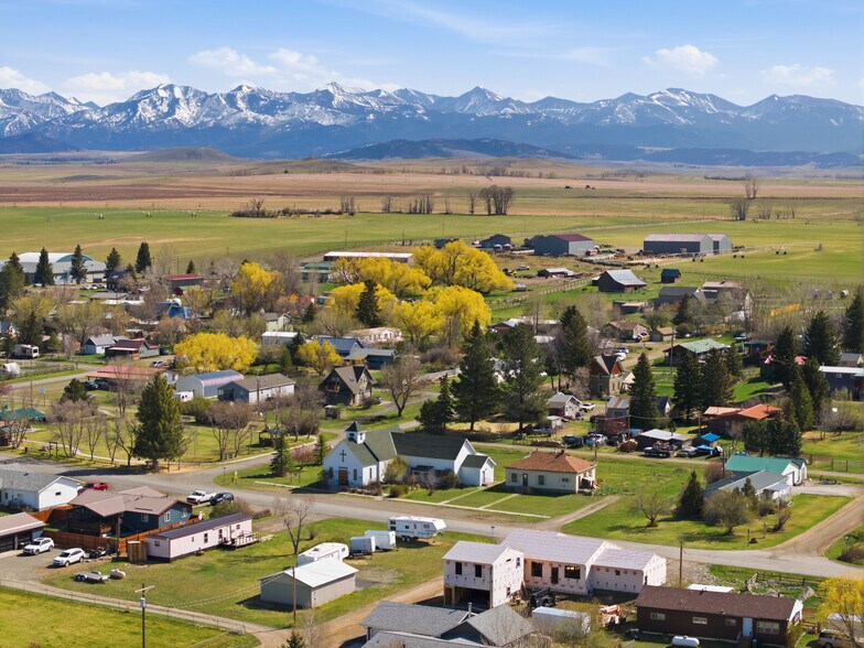 More Photos Of 210 Miles Ave, Clyde Park Specialty For Sale