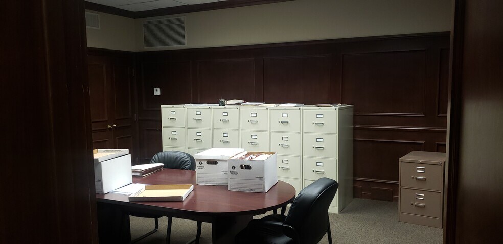 More Photos Of 200 N Main St, Hutchinson Office For Lease