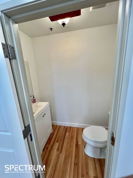 More Photos Of 23206 Lyons Ave, Santa Clarita Medical For Sale