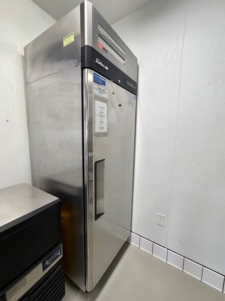 More Photos Of 816 Lincoln Blvd, Venice Storefront For Lease