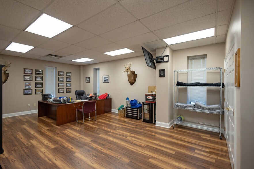 More Photos Of 267 N Graham St, Bowling Green Light Distribution For Sale