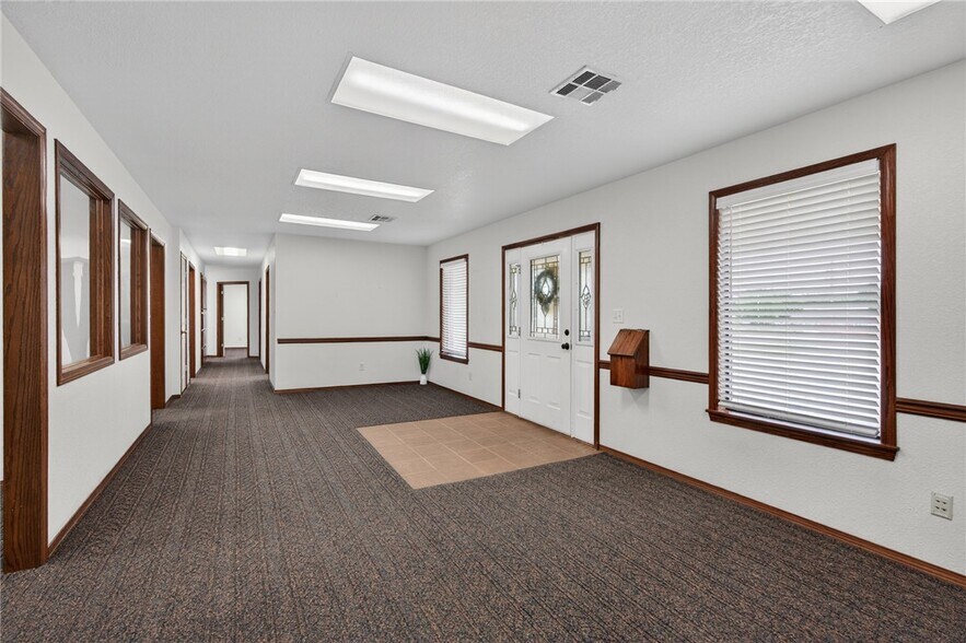 More Photos Of 706 W Broadway St, Spiro Medical For Sale