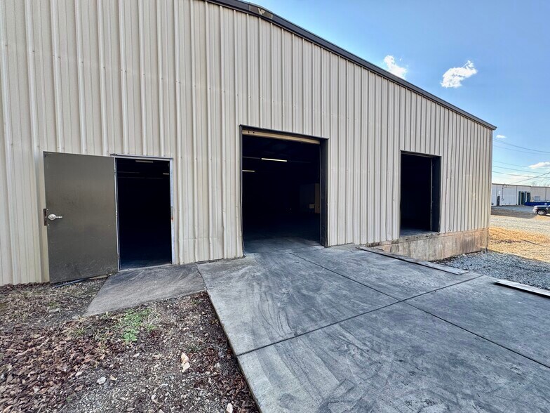 More Photos Of 117-D Liberty Dr, Thomasville Warehouse For Lease