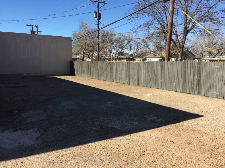 More Photos Of 2006 50th St, Lubbock Flex For Lease