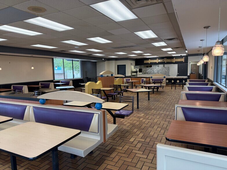 More Photos Of 7606 N 30th St, Omaha Fast Food For Sale