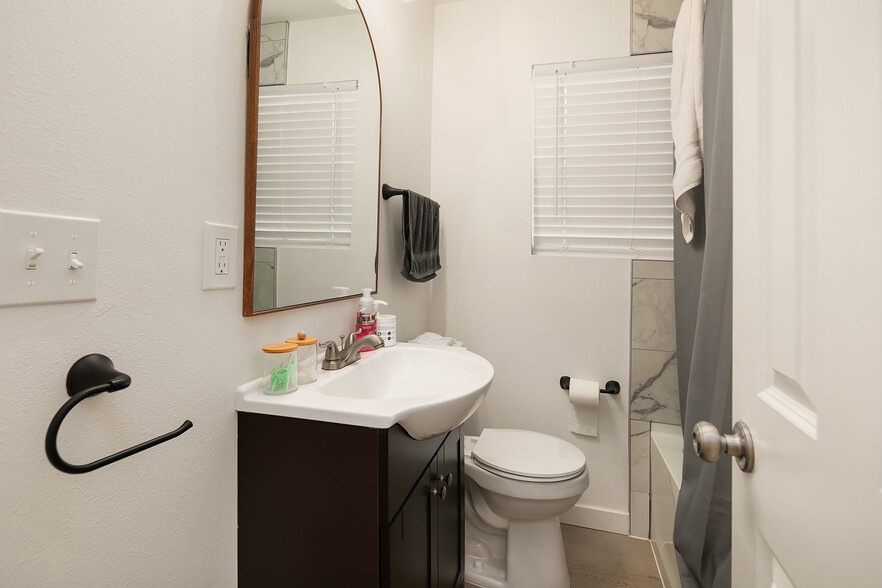 More Photos Of 4218 Pasadena Pl NE, Seattle Apartments For Sale