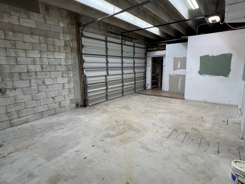 More Photos Of 500 N Old Dixie Hwy, Jupiter Light Manufacturing For Lease