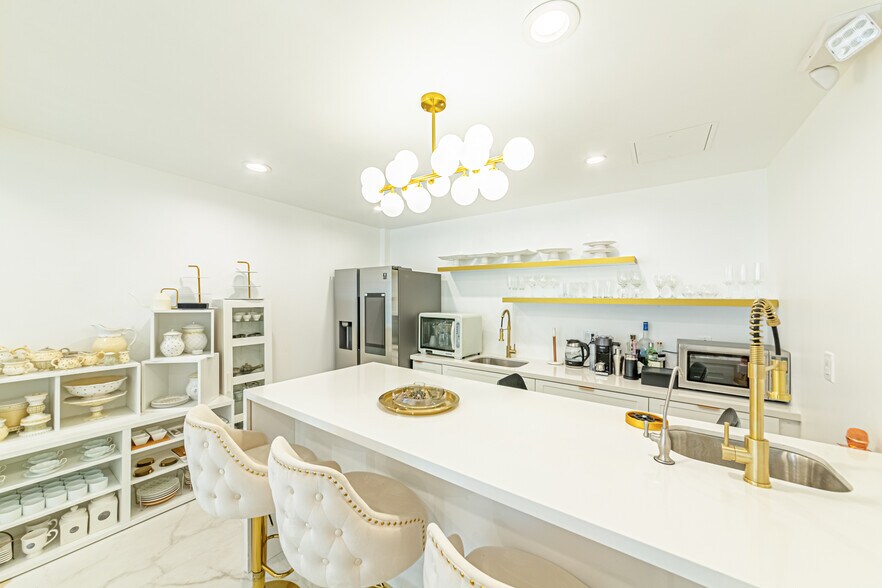 More Photos Of 330 N Western Ave, Los Angeles Storefront Retail Office For Lease