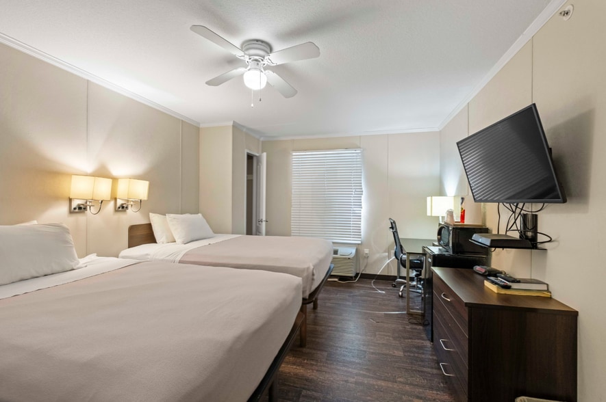 More Photos Of 100 W Taos St, Hobbs Hotel For Sale