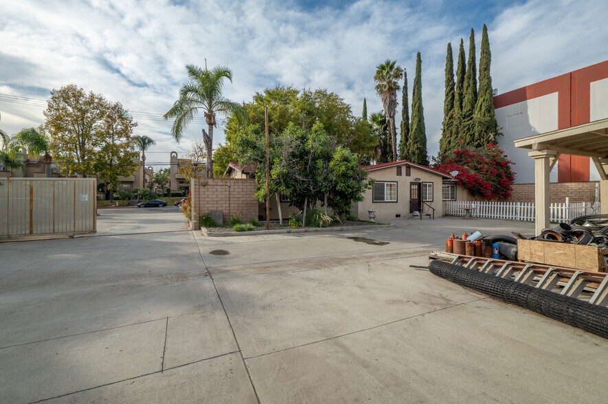 More Photos Of 2023 S Bon View Ave, Ontario Contractor Storage Yard For Sale
