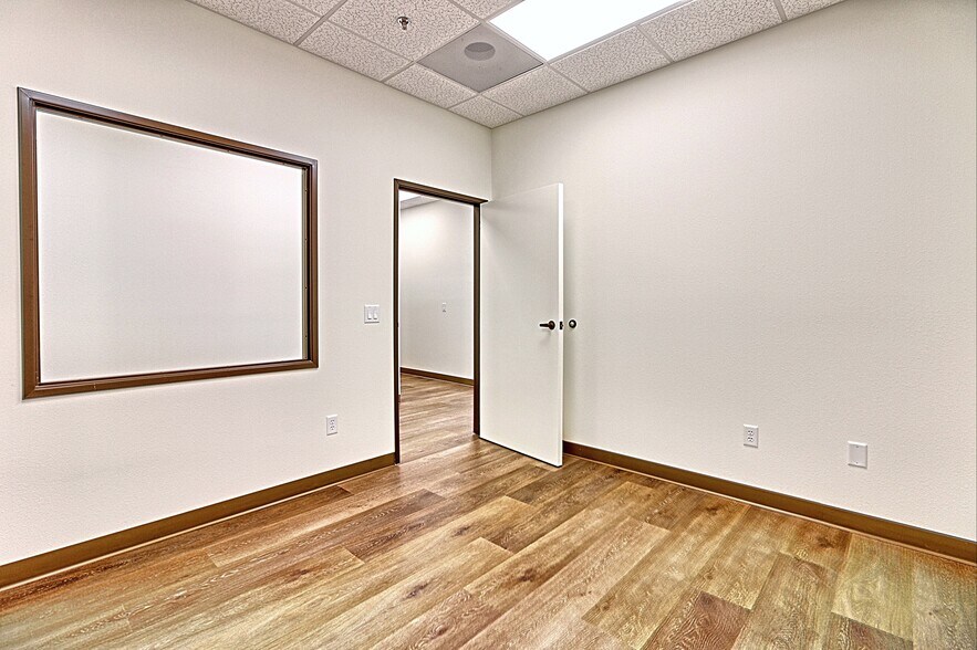 More Photos Of 4483 McGrath St, Ventura Service For Lease